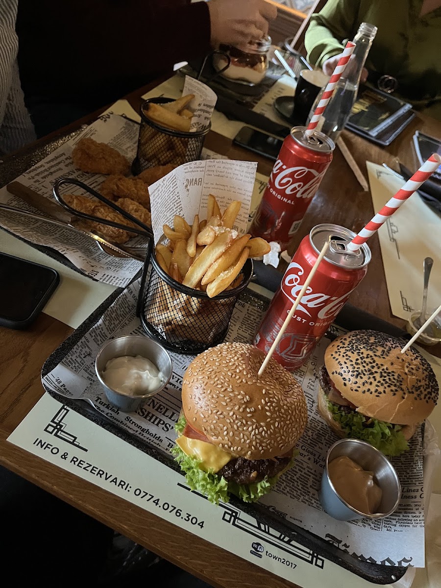 Downtown - Contemporary Bar & Food Photo 5