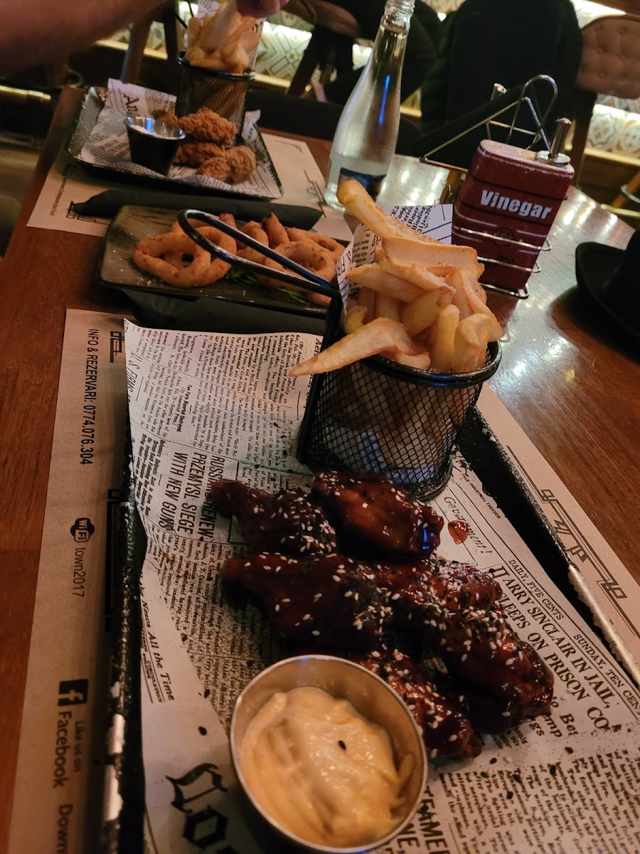 Downtown - Contemporary Bar & Food Photo 7