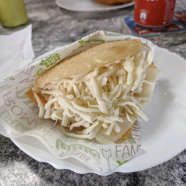 Arepa Pollo Y Queso Blanco
