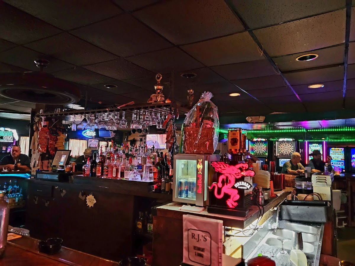 R J's Bar and grill Photo 4