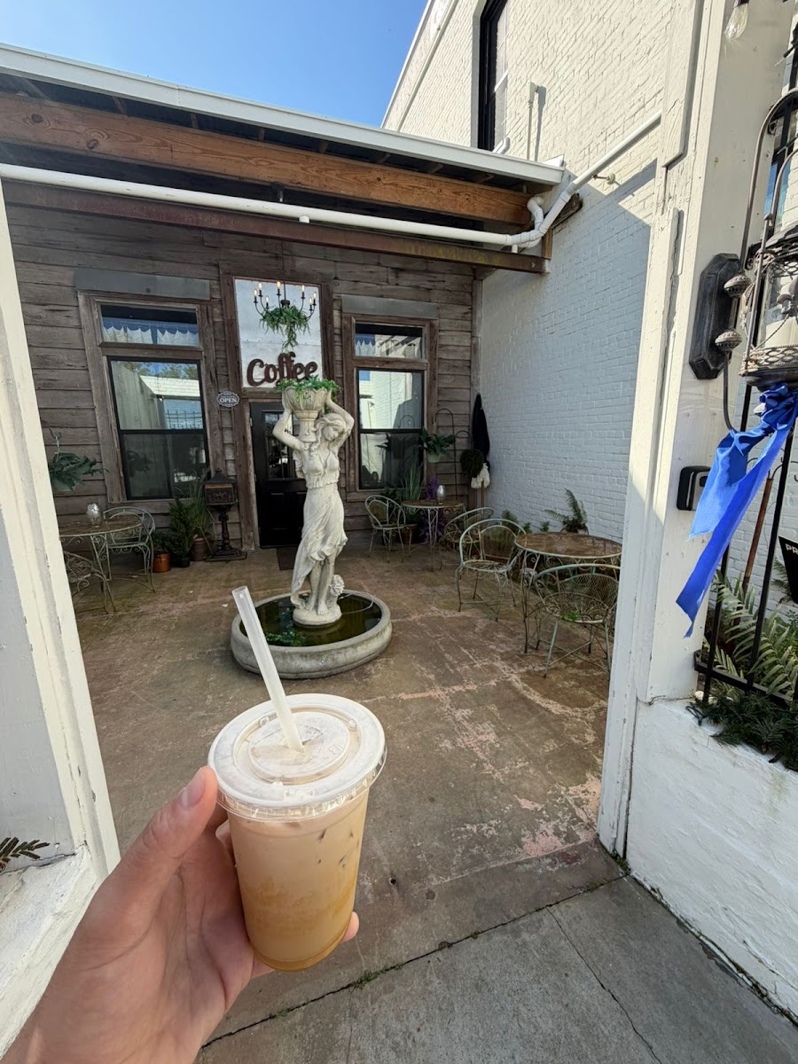 Queens' Bztreaux Photo 8