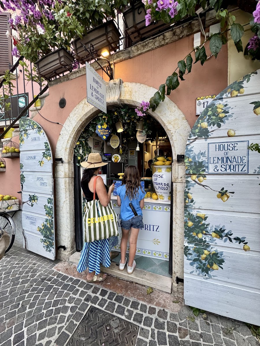 House of Lemonade and Spritz Photo 4