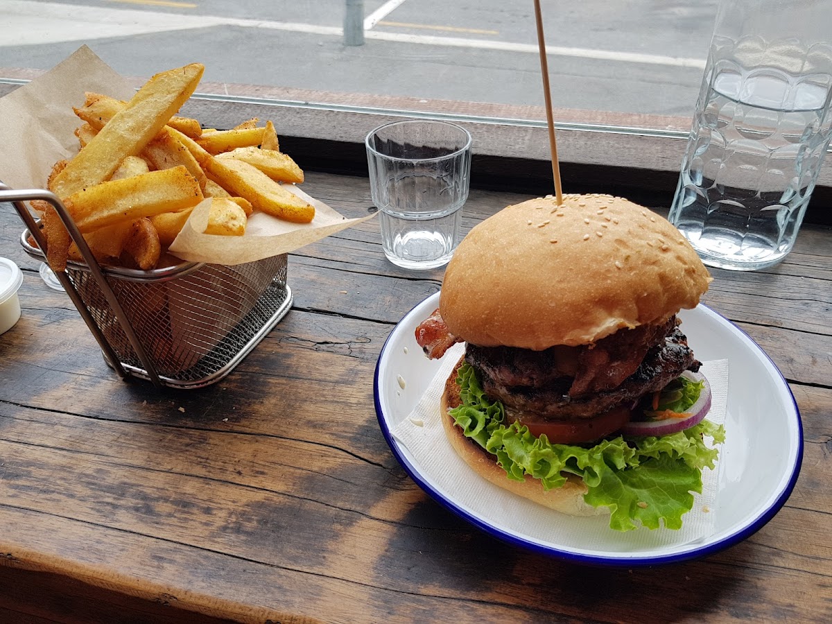 Red Star Burger Bar Photo 5