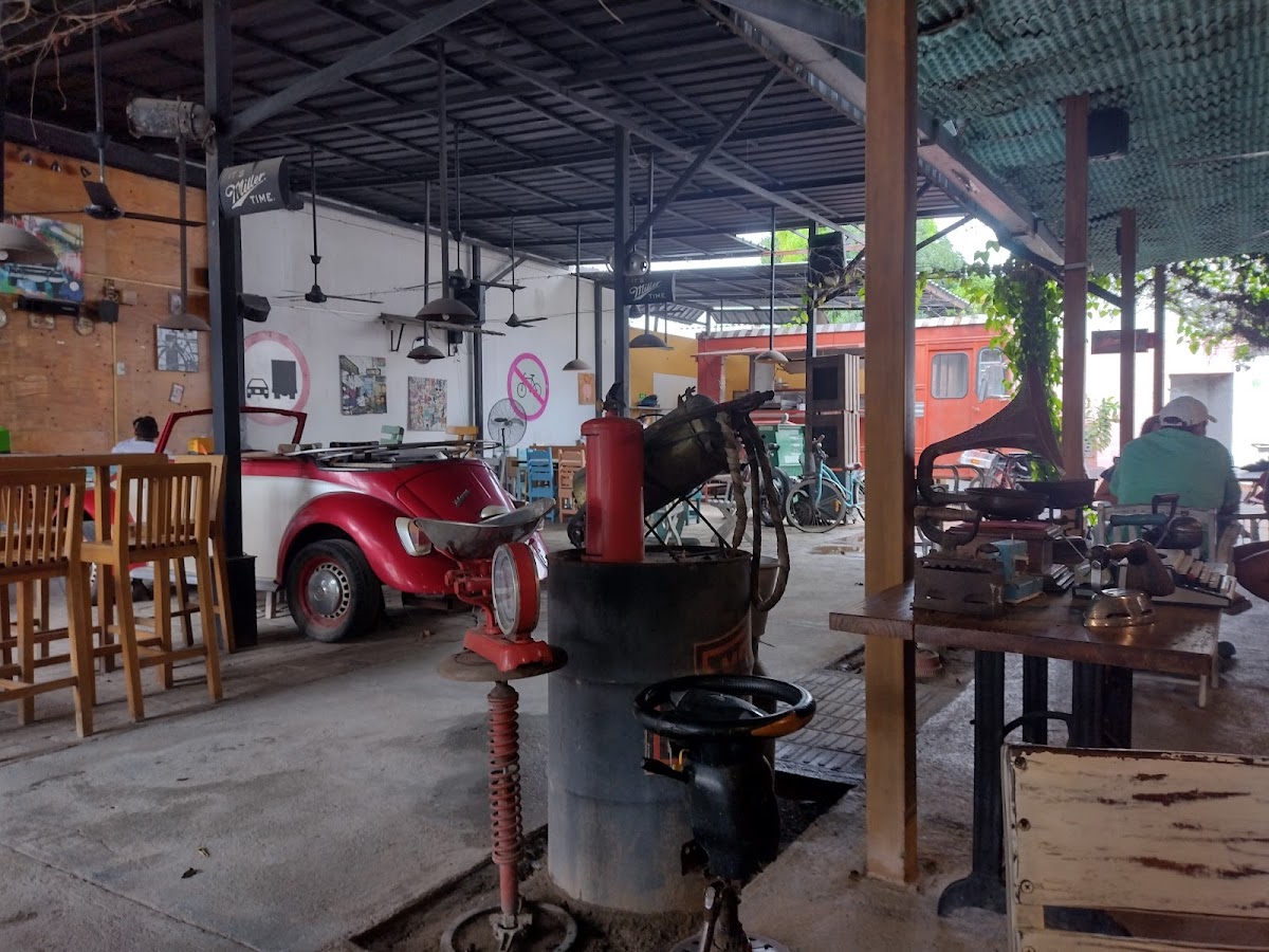 Bar & Grill Gilligan's Garage