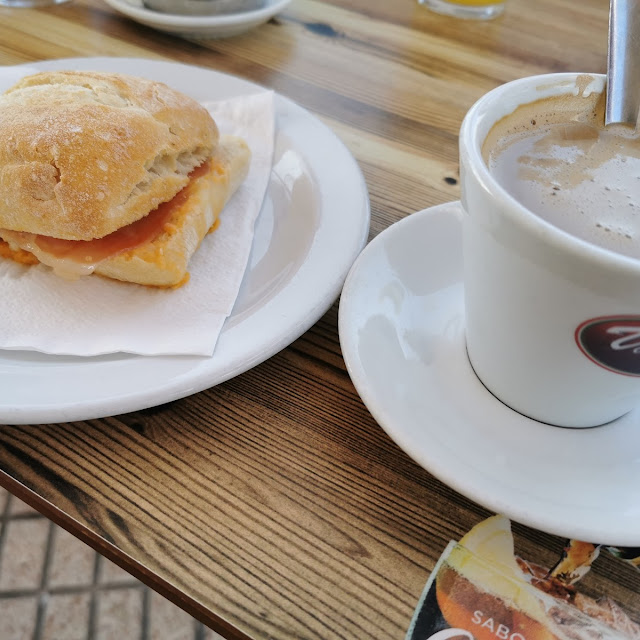 Cafe Con Leche Y Pulguita de Serrano Tumaca Y Queso Manchego