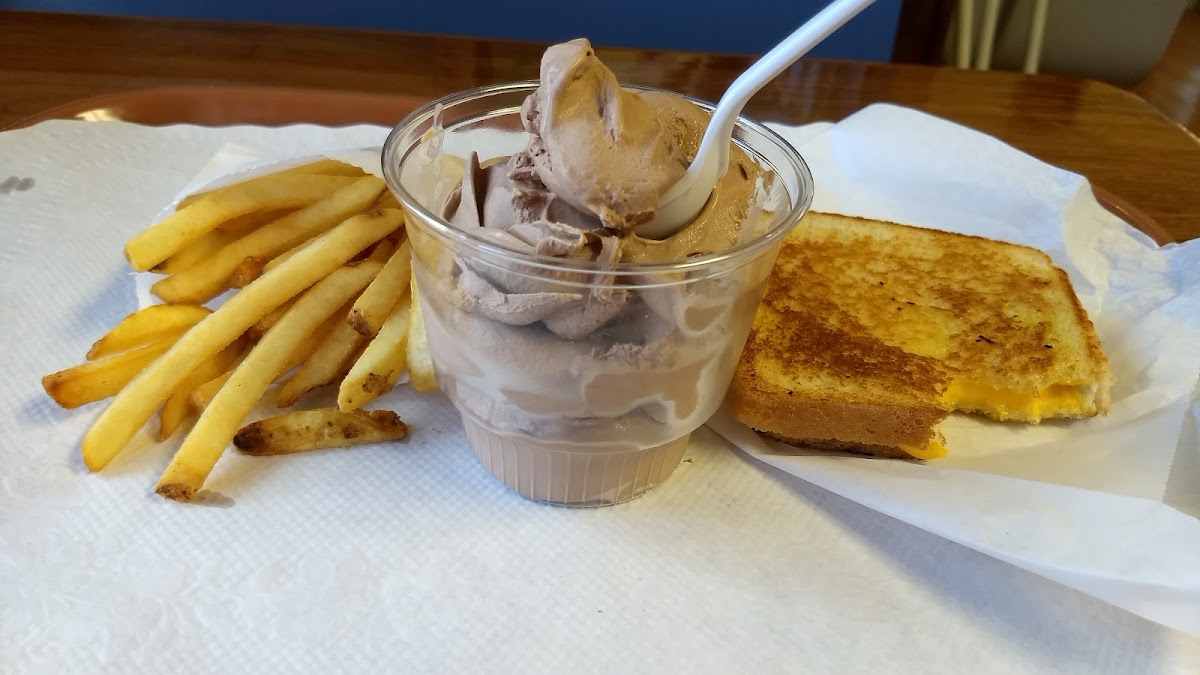 Wholly Cow Frozen Custard Photo 2