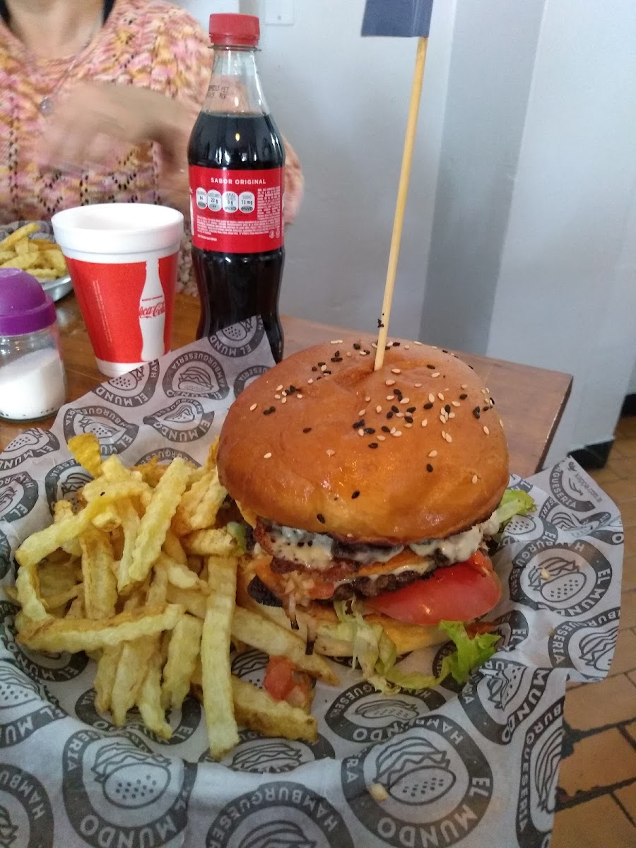 El Mundo • Hamburguesería Photo 9