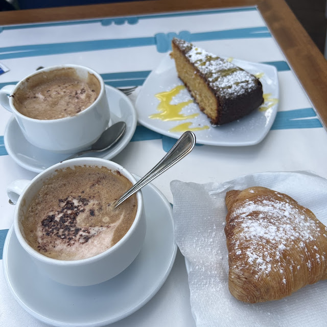 Sfogliatella Caffè E Spremuta Di Arancia