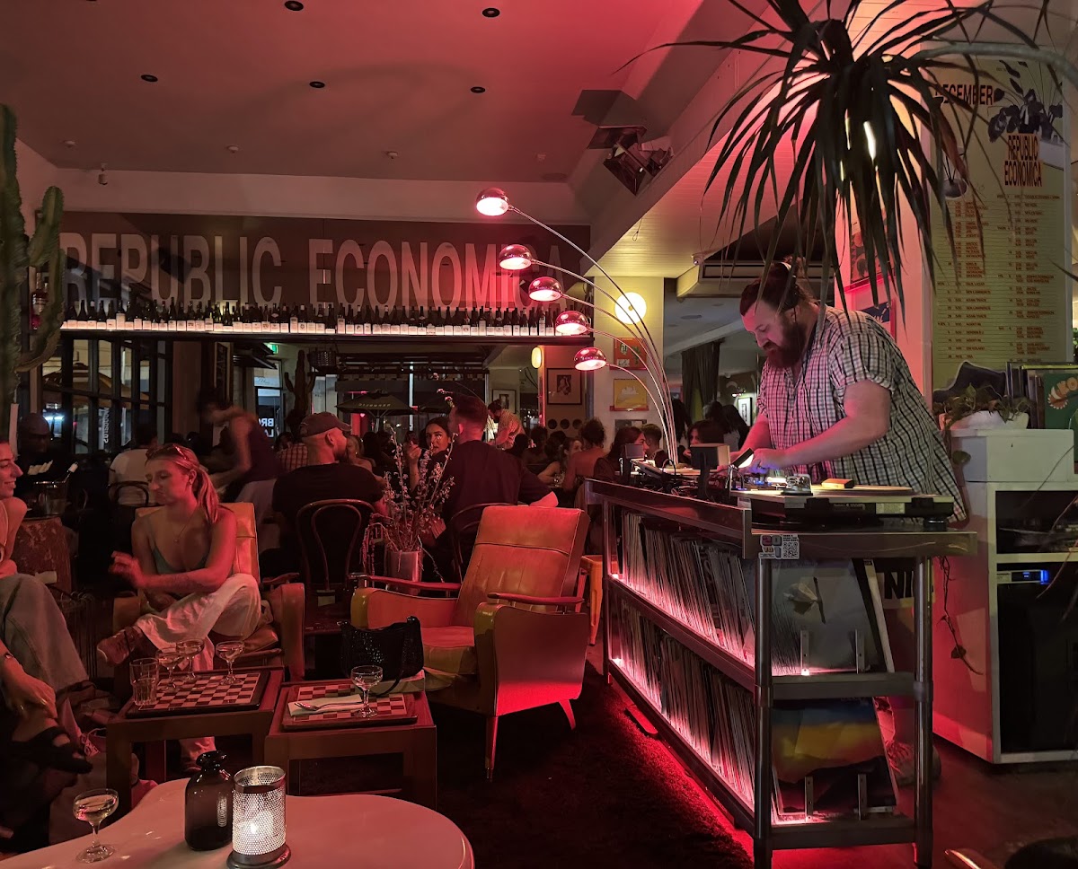 Republic Economica Photo 3