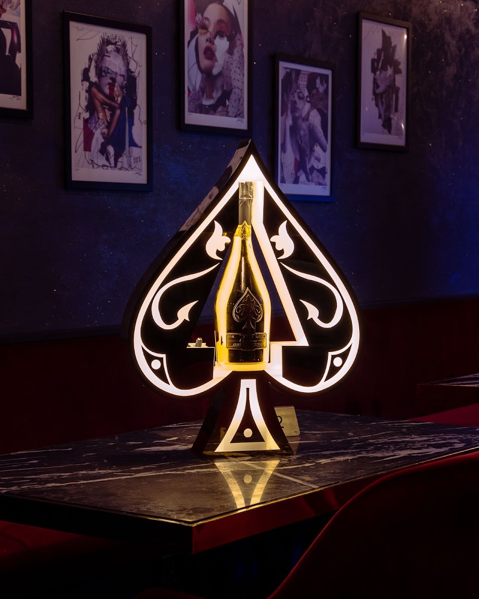 Zeyas Lounge Photo 4