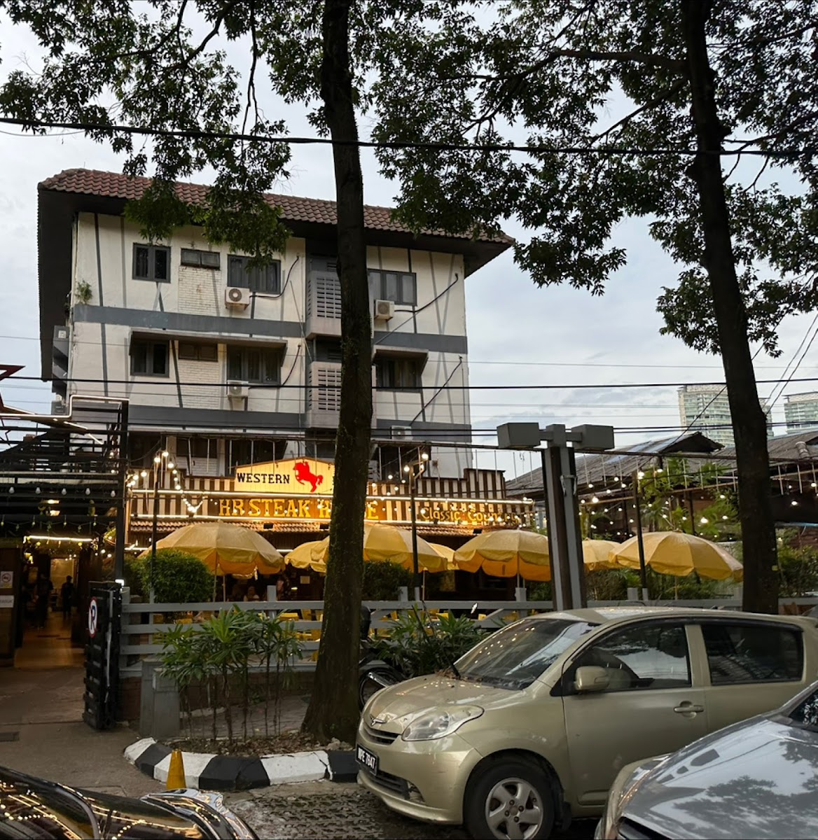 HR Steak House Photo 4