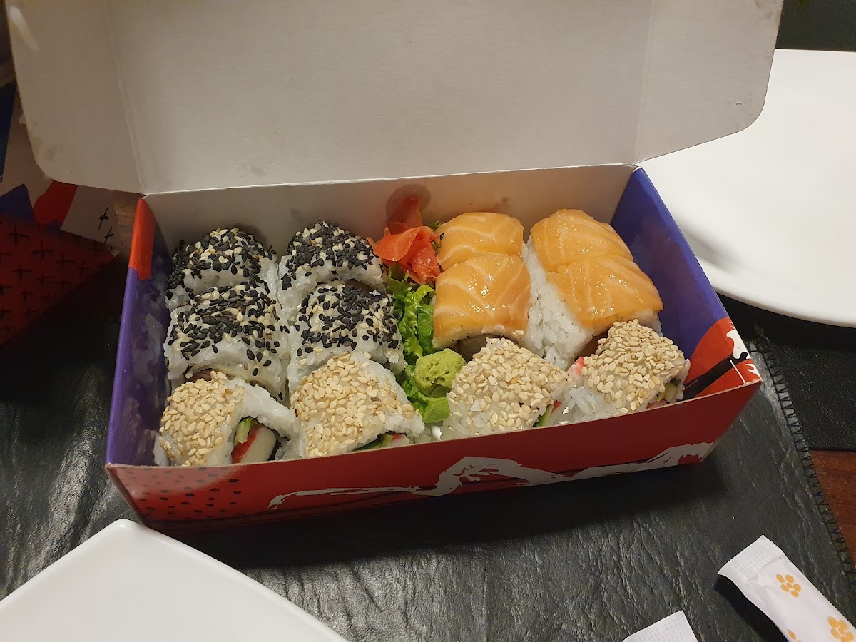 Sakura Sushi & Wok Photo 4