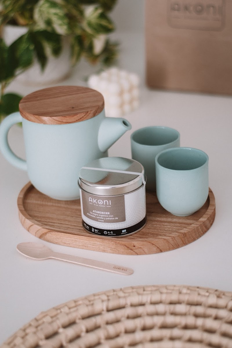 Akoni té en hebras