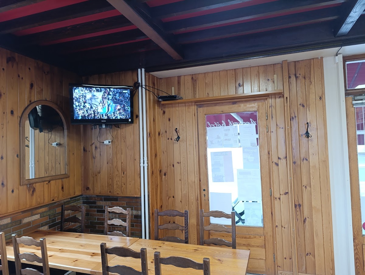Les Ateliers Du Mont Bar Restaurant Hôtel Et Bar / Burger Shop