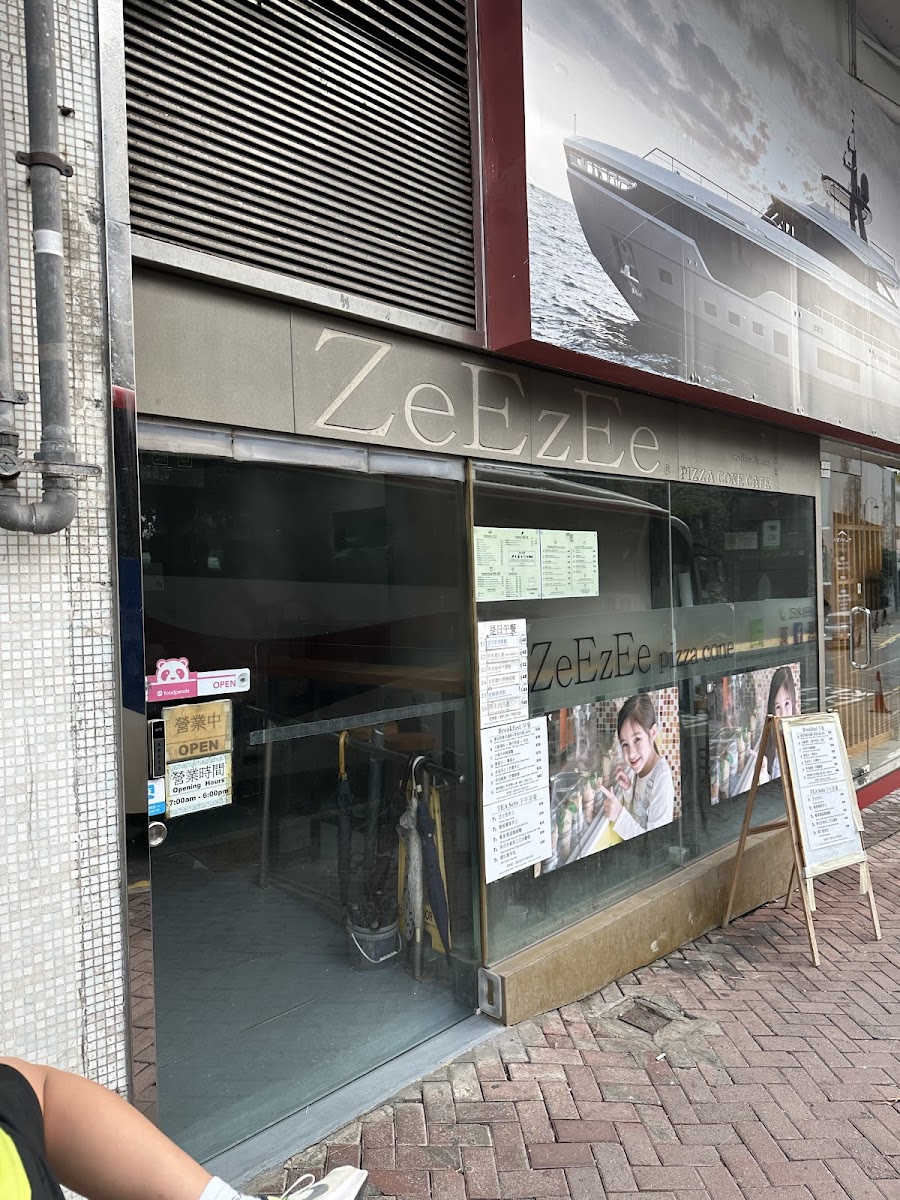 ZeEzEe Pizza Cone Cafe