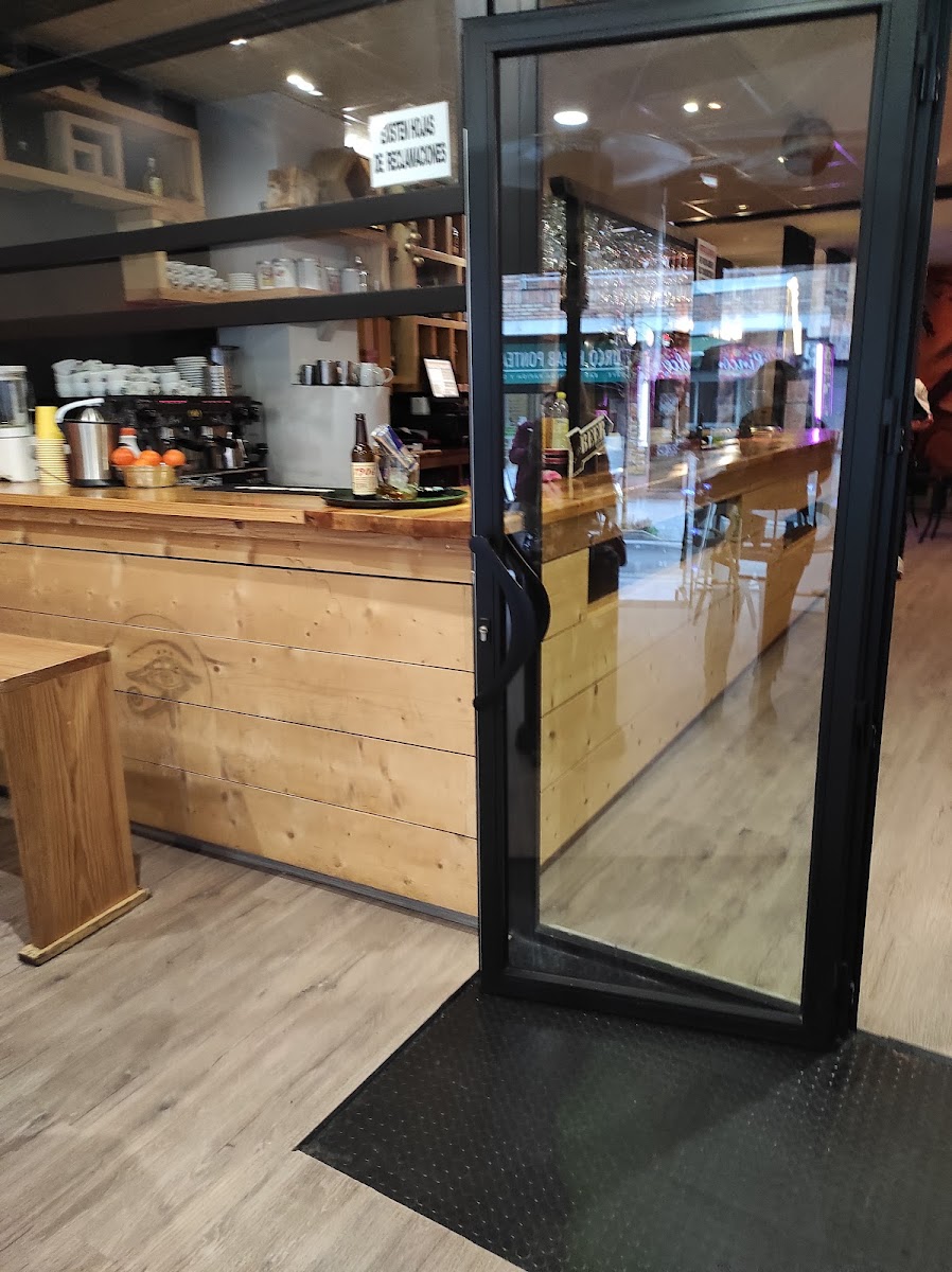 Osiris Café & bar Photo 4