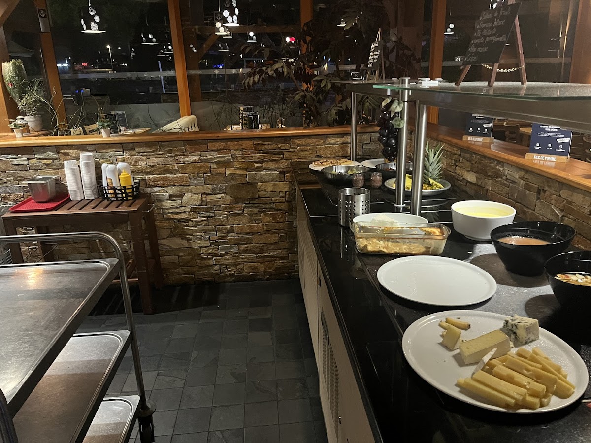 O Buffet Ouvert 7/7 Midi Et Soir Photo 3