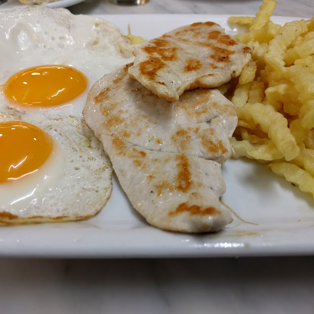 Pechuga de Pollo A la Plancha Patatas Fritas Y Dos Huevos Fritos
