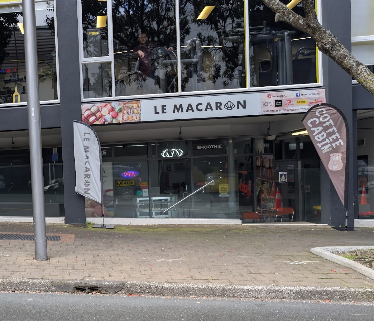 Le Macaron and Desserts