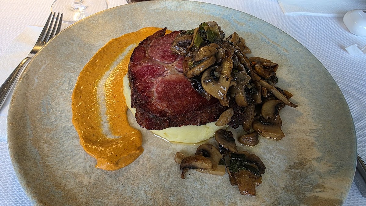 Le Baron Restaurant Photo 3