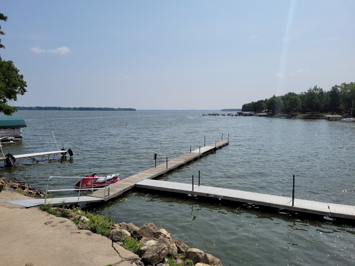 Pine Cove Lakefront Resort & Bar Photo 3