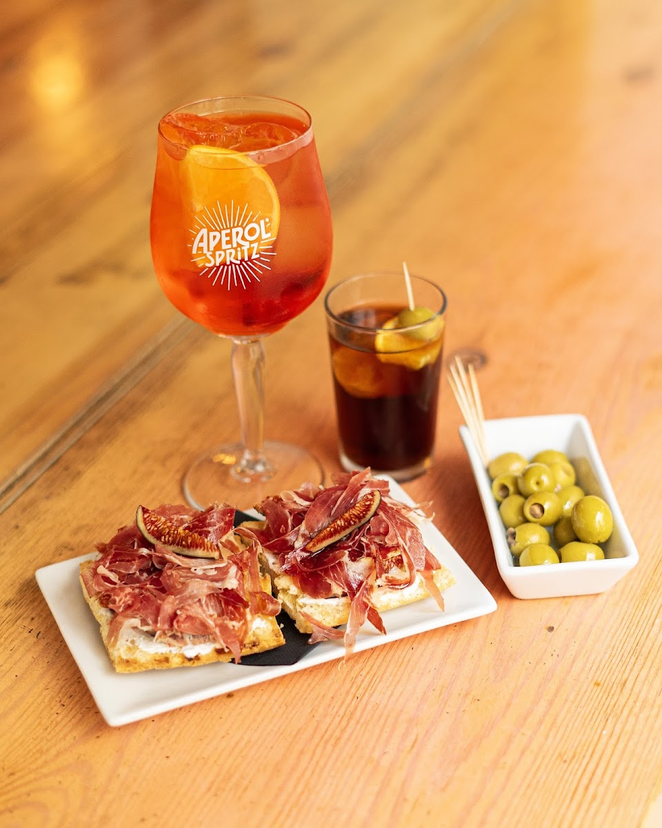 Entre Hores - Tapas, Vermut & Cocktails Photo 3