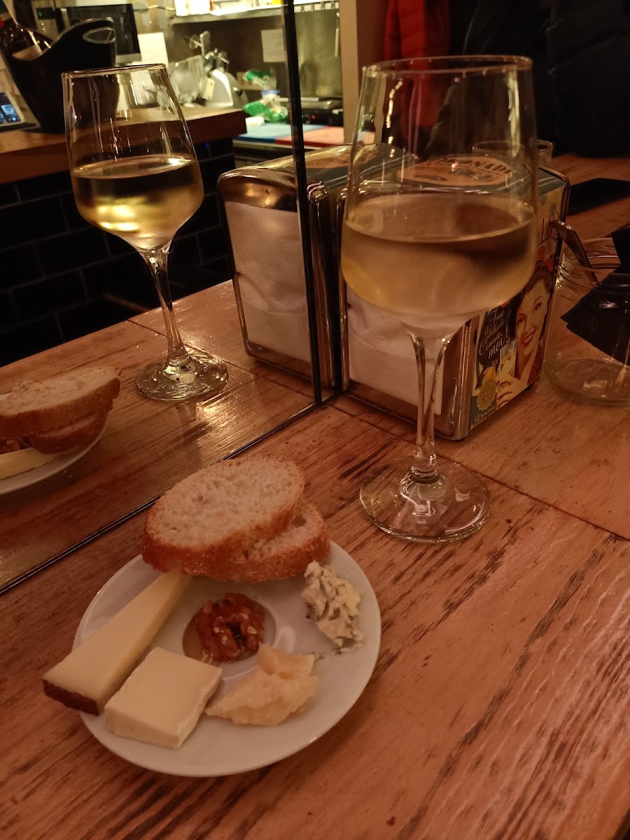 Entre Hores - Tapas, Vermut & Cocktails Photo 9