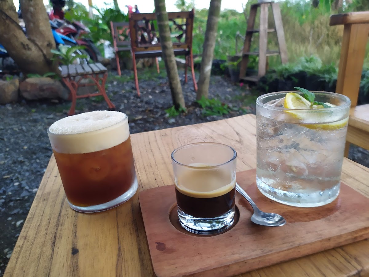 MAMILI COFFEE & FRIENDS Photo 3