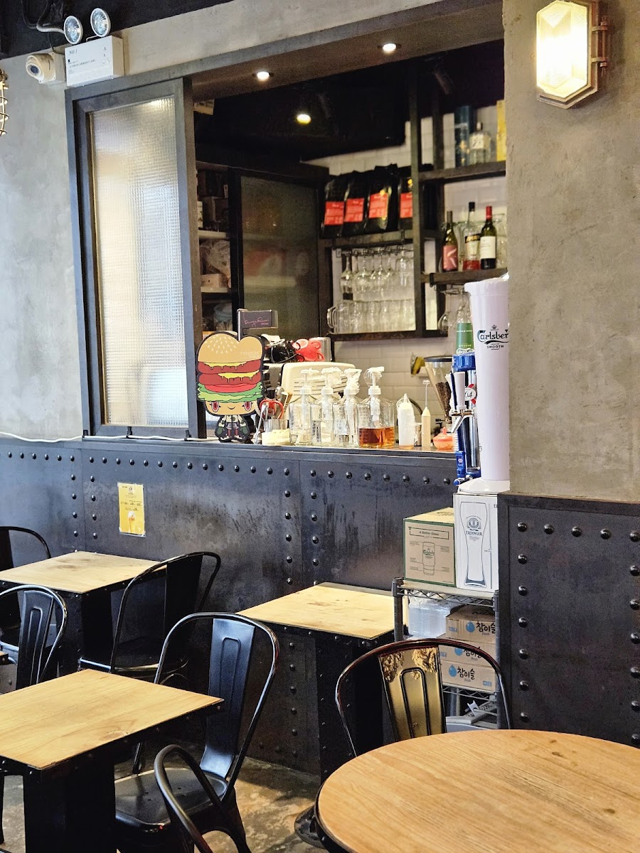 Burgeroom (Causeway Bay) Photo 3