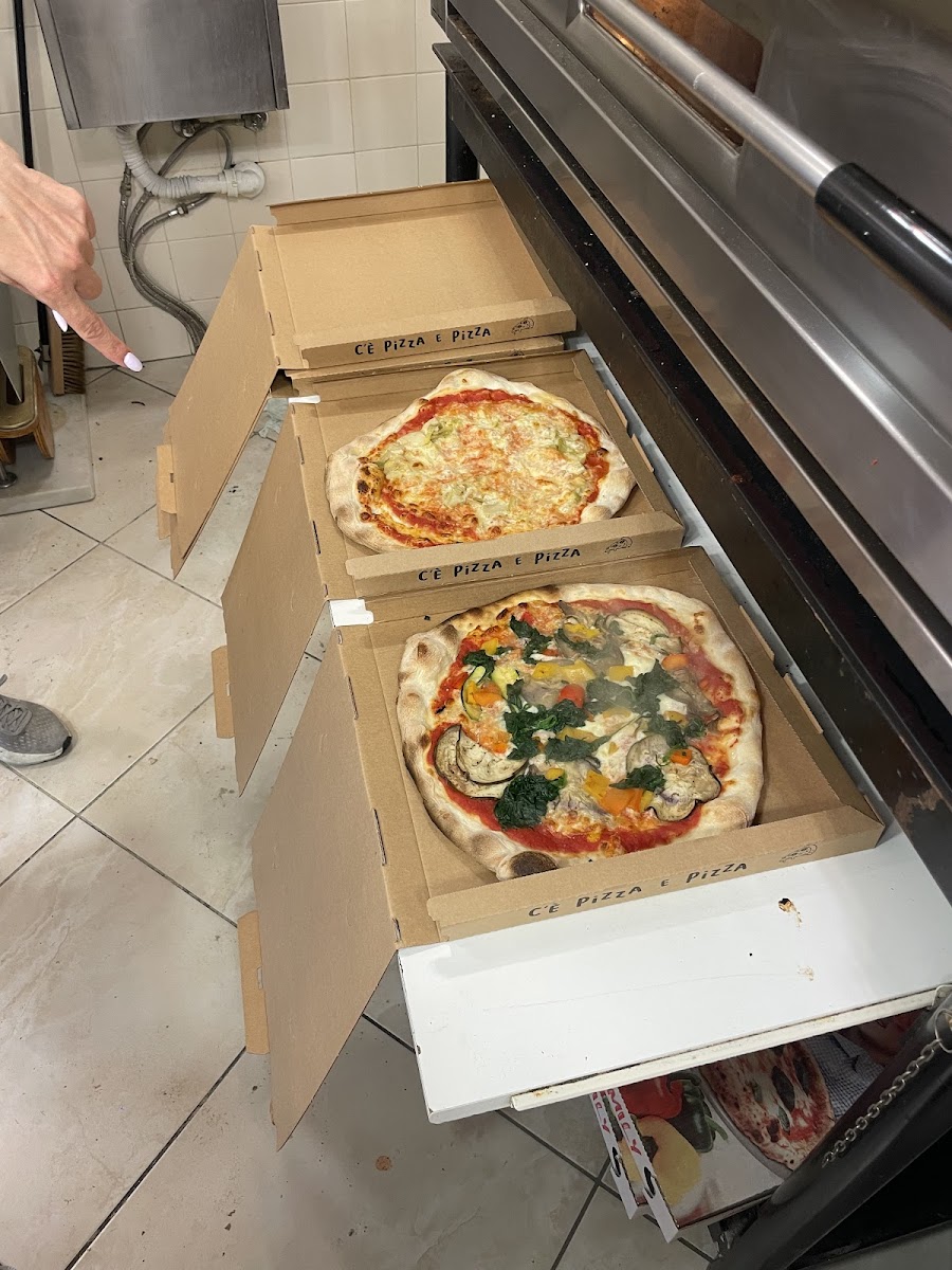 C'è Pizza e Pizza Photo 4