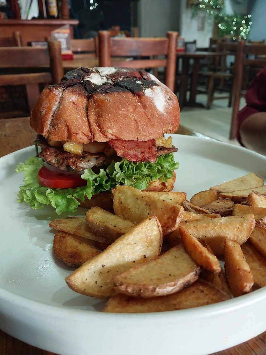 Oliverius Burger and Wings Photo 2