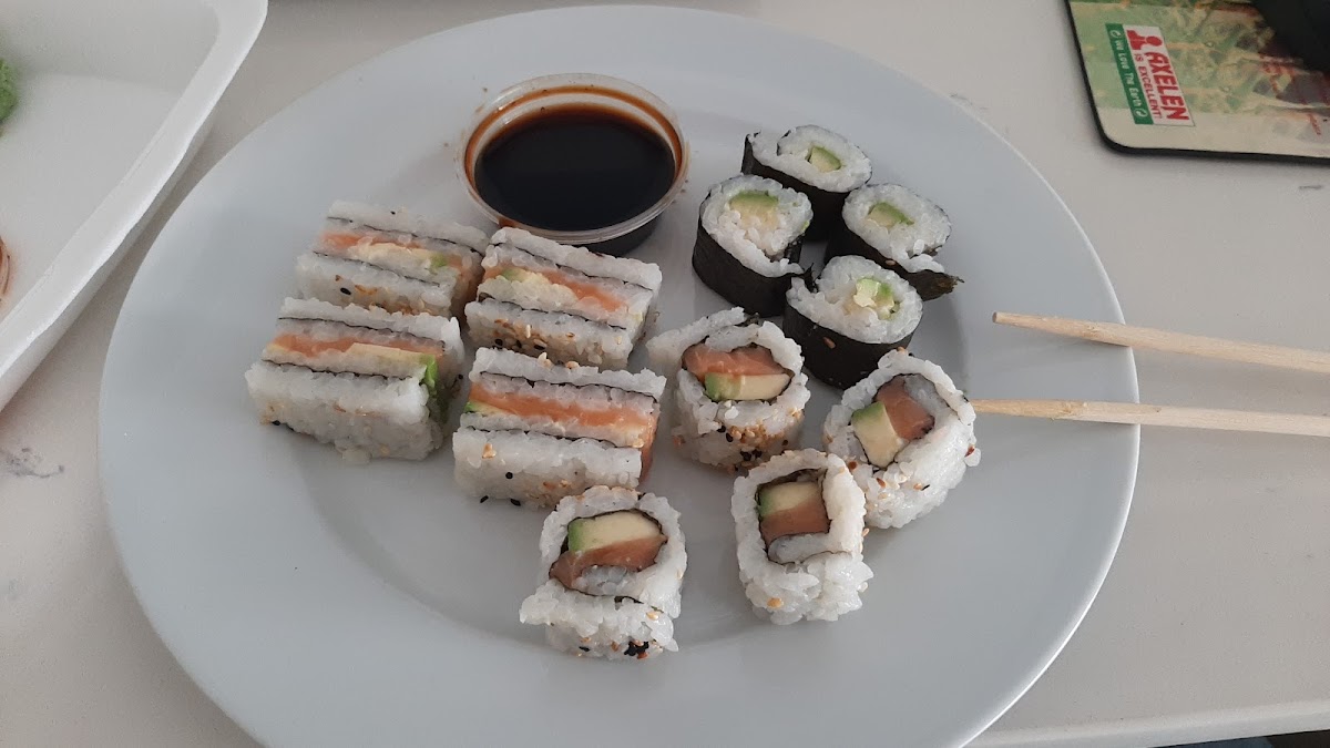 Kiss Me Chinese & Sushi Photo 6