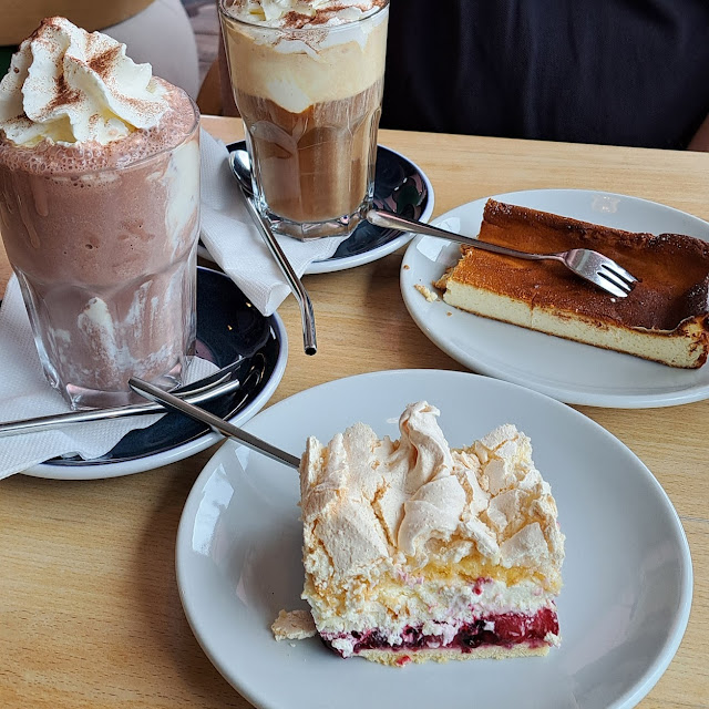 Eisschokolade Eiskaffee Baiserkuchen Und Käsekuchen