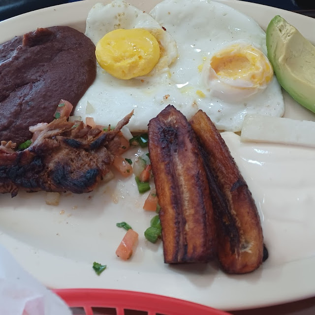 Baleadas Con Huevo Y Aguacate Y Chuleta
