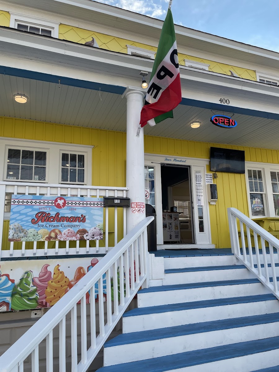 Banana's Ice Cream Cafe Photo 3