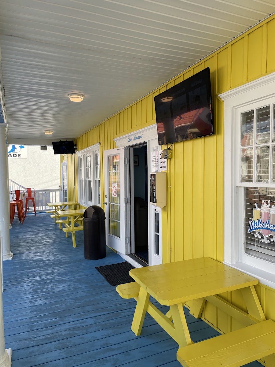 Banana's Ice Cream Cafe Photo 4