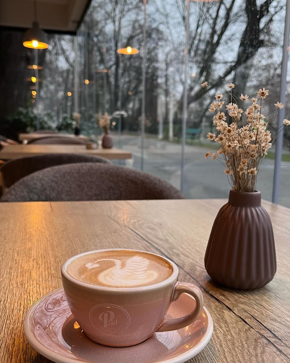 Petit Cafe Photo 4