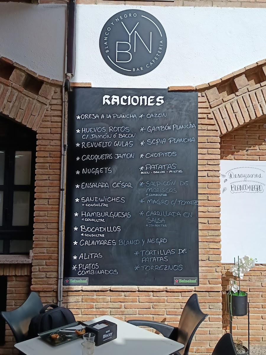 Cafetería Blanco y Negro Photo 2