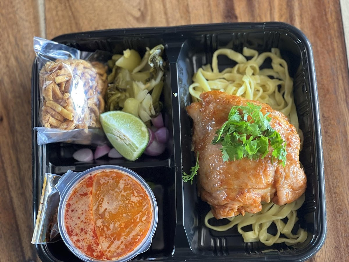 Khao Soi Mae Manee 2 Photo 4