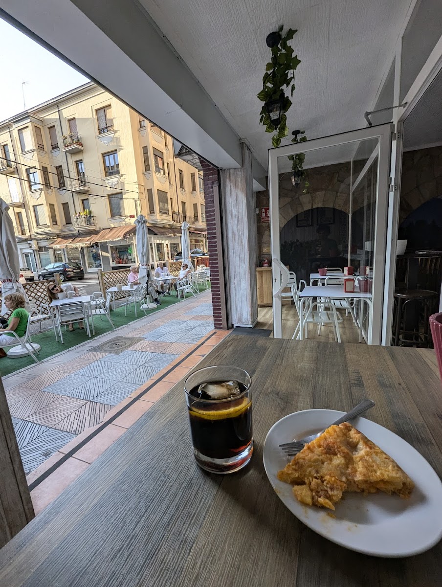Cervecería Cafetería Alhambra Photo 4