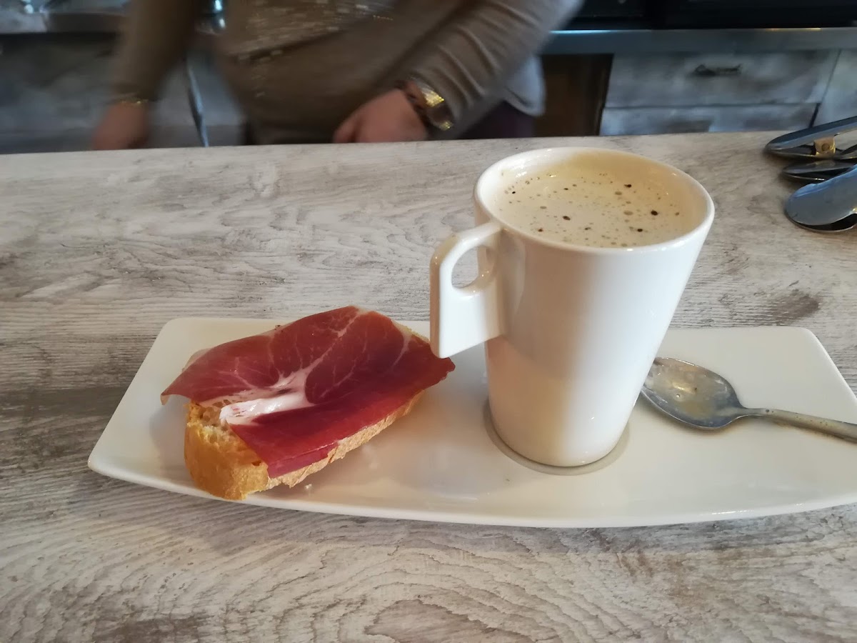 Cervecería Cafetería Alhambra Photo 9