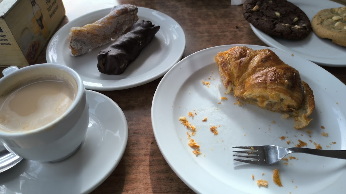 Dani's Cafetería Panadería Photo 6