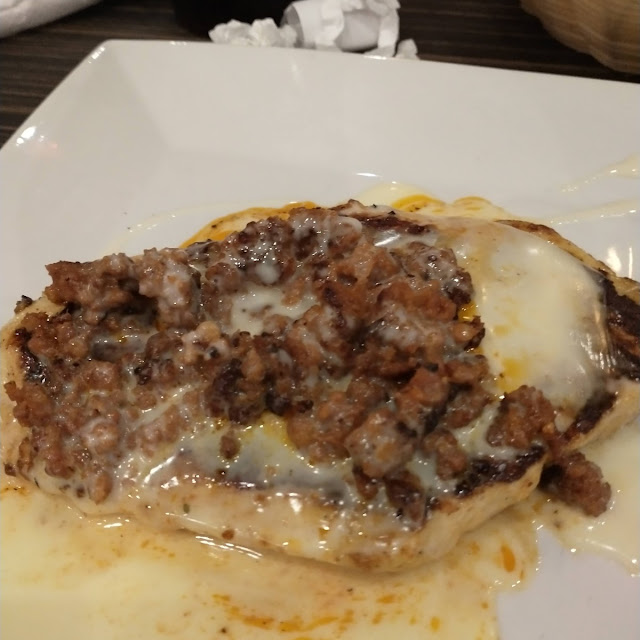 Pechuga de Pollo Con Salsa de Queso Y Chorizo