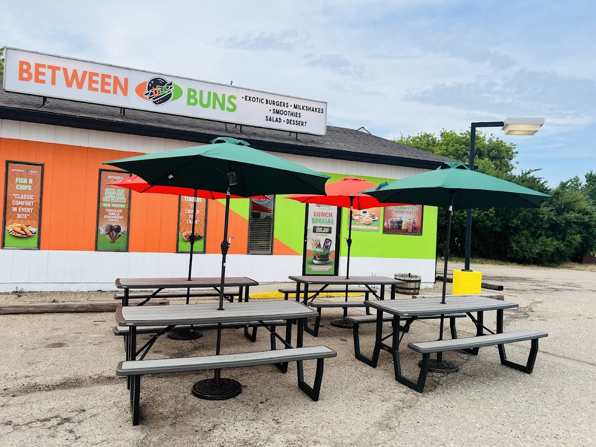 Between The Buns - Delisle Photo 10