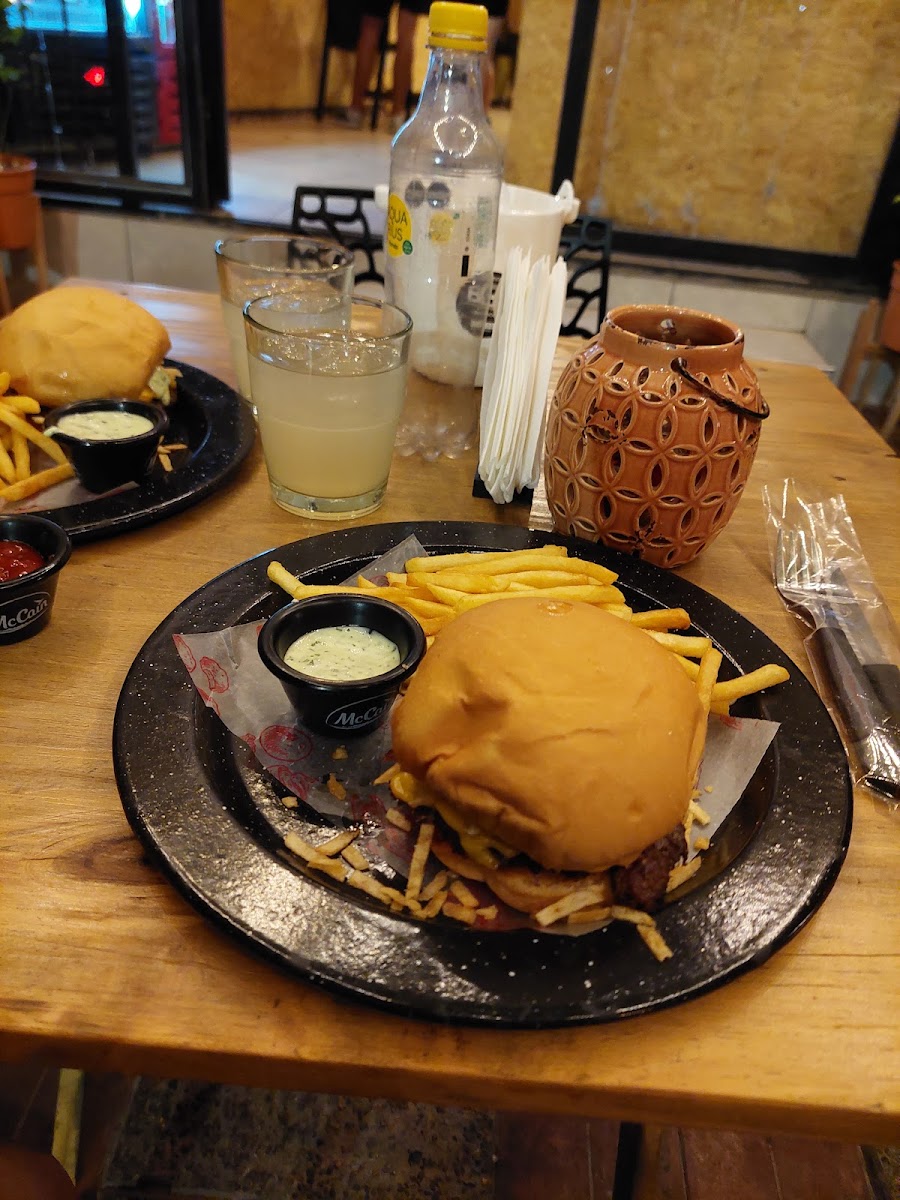 Ketchup Hot Mendoza Photo 6