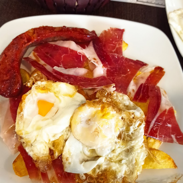 Huevos Fritos Con Patatas Jamón Y Chorizo