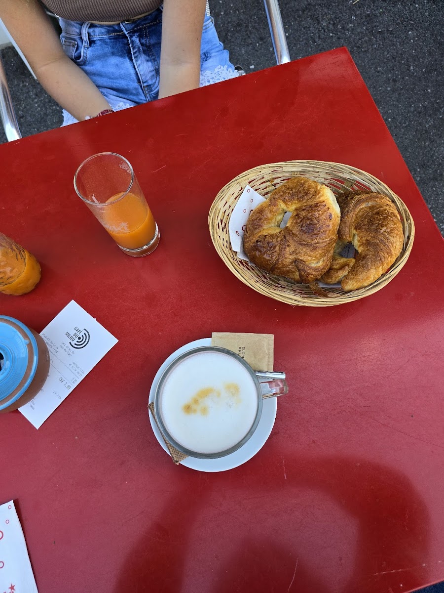 Café du Milieu Photo 8