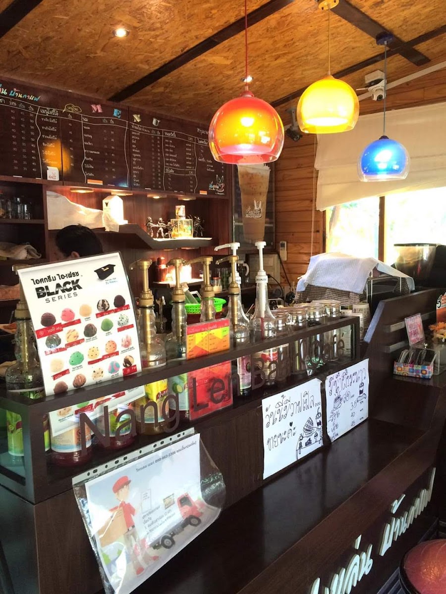 นั่งเล่น บ้านกาแฟ Nang Len Baan Cafe (สน๊อฟฟี่คาเฟ่ ) Photo 3