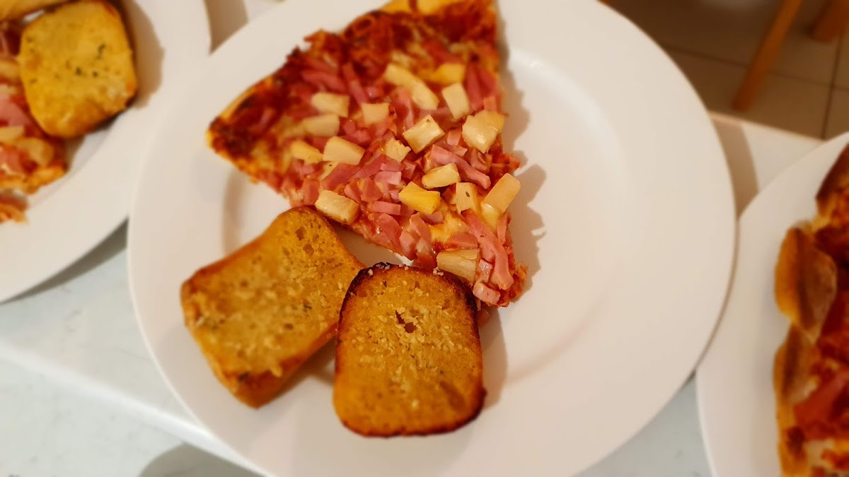 Cesars Pizzeria Photo 6