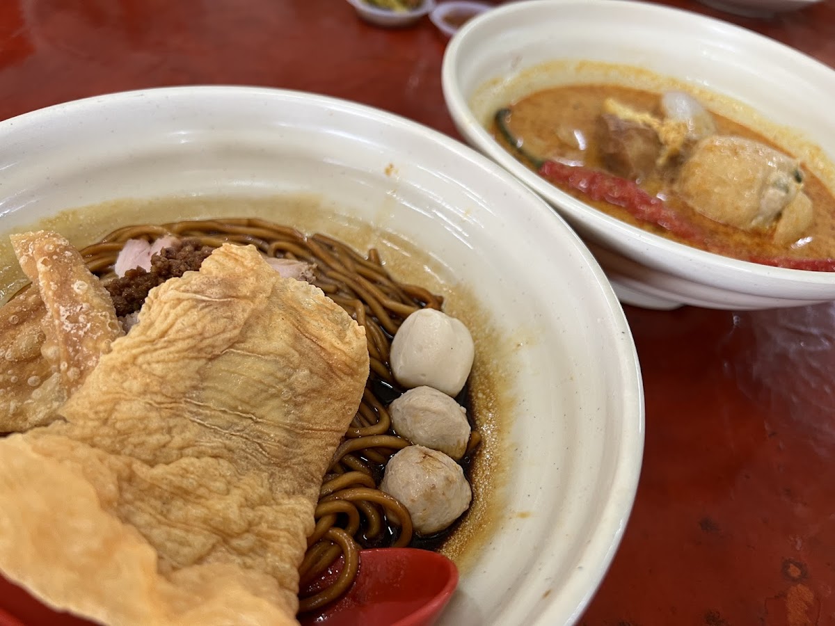 鸿运茶餐室 • Restoran Hong Yen Photo 2